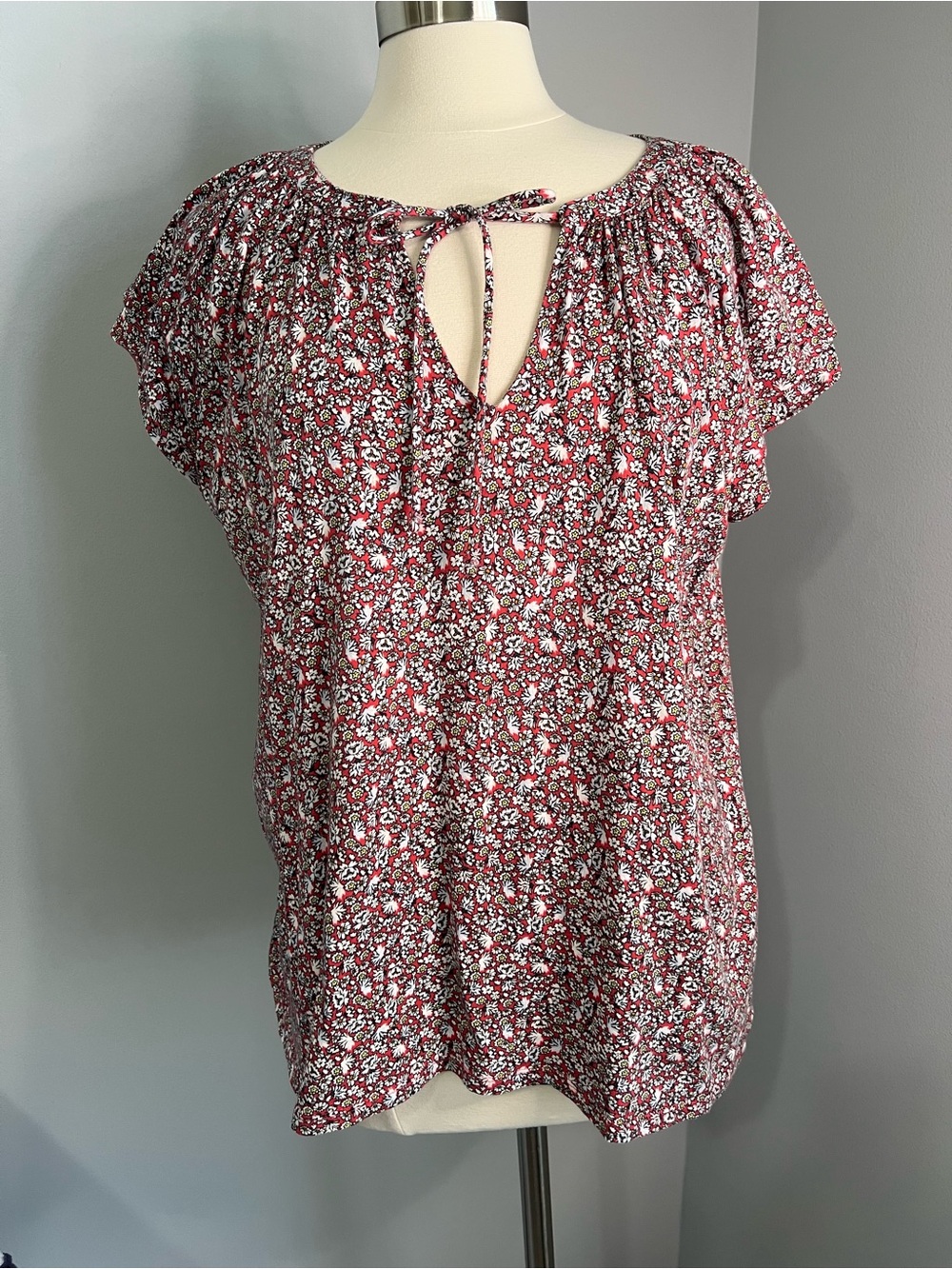 Loft Size XL Multicolor Short Flutter Sleeve Keyhole V-Neck with Tie Blouse Top